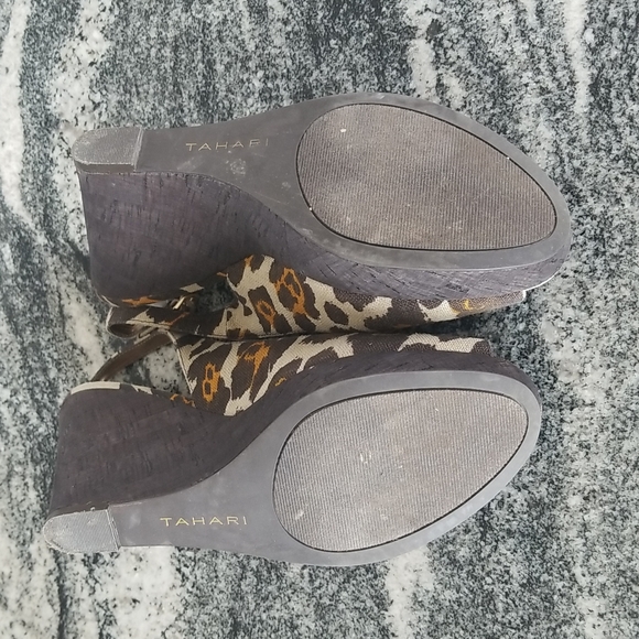 (9M) Tahari ❤ ❤ Animal Print Wedge ❤ Hot ❤ Summer ❤ Vacay ❤ - Picture 6 of 9